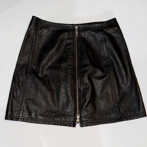 Wilson’s Maxima Black Leather Zip-Front Women’s Mini Skirt
